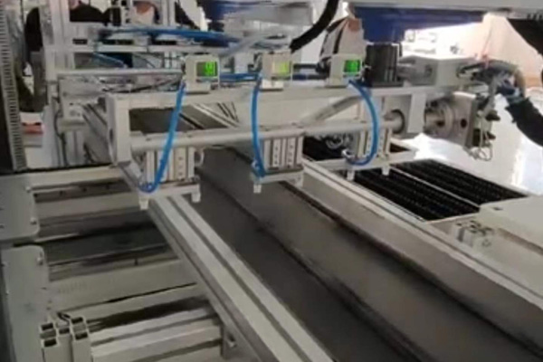CCD動態取料擺盤機